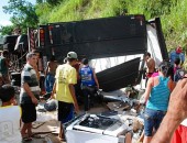 Caminhão tombou e carga foi saqueada