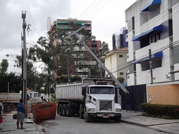 Motorista da caçamba fazia manobra brusca quando parte do veículo bateu no poste, partindo a estrutura ao meio