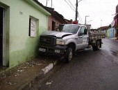 Caminhão bateu em duas casas