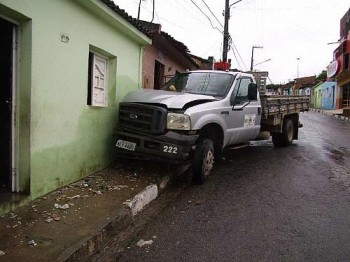 Caminhão bateu em duas casas