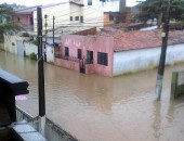 Na Cruz das Almas, o riacho transbordou e inundou as principais ruas do bairro