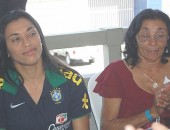 Marta acompanhada da mãe recebe homenagens no Estádio Rei Pelé