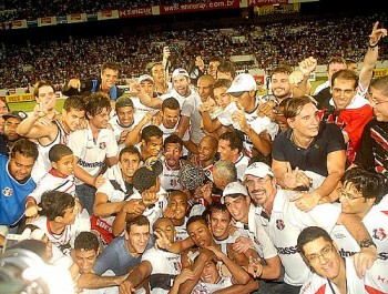 Jogadores do Santa Cruz comemoram com o troféu