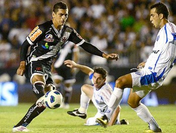 Diego Souza tenta a arrancada no duelo contra o Avaí em São Januário