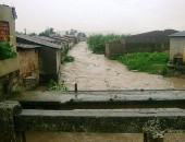 Moradores do bairro Roberto Correia, abandonam casas temendo a cheia do Rio Cana Brava