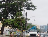 Funcionários da Eletrobras se encontram no local tentando restabelecer a eletricidade