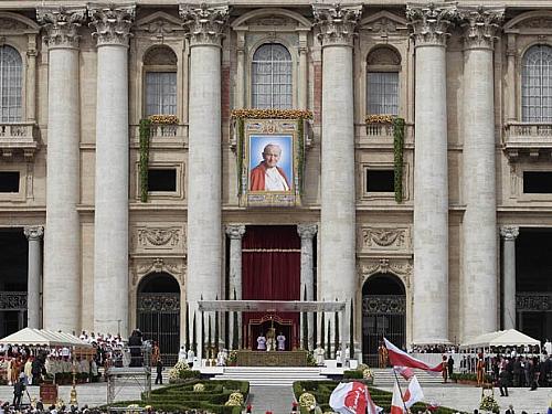 Retrato de João Paulo II é exposto na fachada da basílica de São Pedro, no Vaticano, durante cermônia