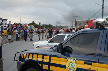 Protesto gera congestionamento na BR 104, em Rio Largo