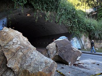 Pedra despencou em frente à saída de túnel