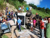 Caminhão tombou e carga foi saqueada