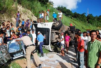 Caminhão tombou e carga foi saqueada