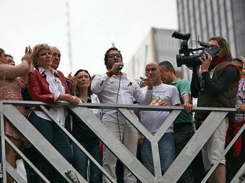 Defensor das causas homossexuais, o deputado federal Jean Wyllys (PSOL-RJ) discursa em trio elétrico ao lado da senadora Marta Suplicy (PT-SP)