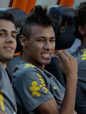 Neymar no banco de reservas durante coletivo