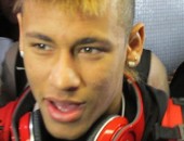 Neymar foi o mais assediado no embarque do Peixe