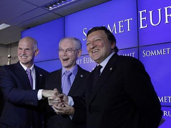 O primeiro-ministro grego, Georges Papandreou, o presidente da União Europeia, Herman Von Rompuy, e o presidente da Comissão Europeia, José Manuel Durão Barroso, se cumprimental após cúpula