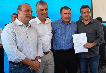 Almeida e representantes da Haleiwa Empreendimentos assinam ordem de serviço