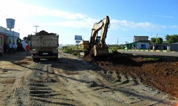 Obra está sendo realizada há menos de um metro da escola estadual