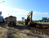 Obra está sendo realizada há menos de um metro da escola estadual