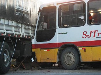 Ônibus ficou com a frente destruída