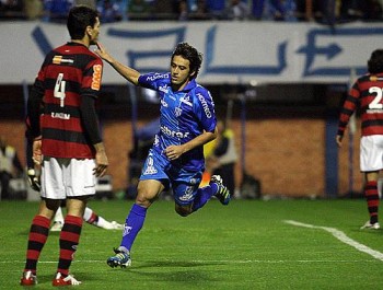 Robinho comemora o gol dele, o primeiro da vitória do Avaí sobre o Flamengo