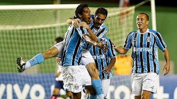 Brandão comemora o primeiro gol do Grêmio na vitória no Pituaçu