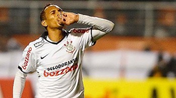 Liedson comemora: atacante tem oito gols no Brasileiro