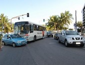 Colisão deixa trânsito lento na Ponta Verde