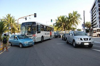 Colisão deixa trânsito lento na Ponta Verde