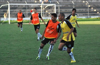 Meia Francismar será titular pela primeira vez