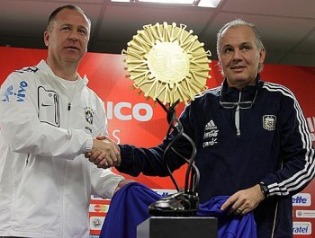 Mano Menezes e Alejandro Sabella apresentam taça do Superclássico das Américas