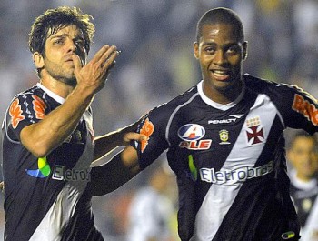 Juninho e Dedé comemoram o primeiro gol do Vasco na partida