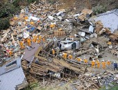 Imagem aérea mostra biombeiros entre casas destruídas devido a um desmoronamento causado pelo tufão 'Talas' in Tanabe, na região Oeste do Japão (4/09)