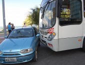 Colisão deixa trânsito lento na Ponta Verde