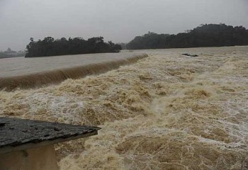 Na tarde de quinta-feira, o nível do rio Itajaí-Açu está 7 metros acima do normal, segundo Defesa Civil. Nesta sexta, já são quase 13 metros