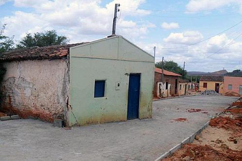 Após obras de pavimentação, casa ficou no meio de uma pista.