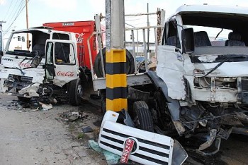 Acidente deixa três pessoas presas às ferrangens na Via Expressa