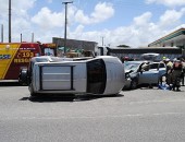 Acidente deixou duas pesssoas feridas e trânsito lento na Avenida