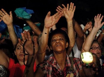 Fiéis participam de procissão em homenagem à santa, em Aparecida