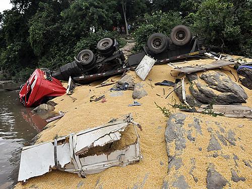 Carreta carregada de droga caiu de ponte sobre o rio Cuiabá