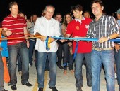 Com o prefeito de Coruripe, Marx Beltrão, vice-prefeito de Jequiá, José Luiz Coutinho e o prefeito Marcelo Beltrão, Renan corta fita simbólica liberando a ponte ao tráfego