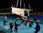 Tratadores auxiliam a orca Morgan a entrar em piscina do Loro Parque, nas Ilhas Canárias, na Espanha