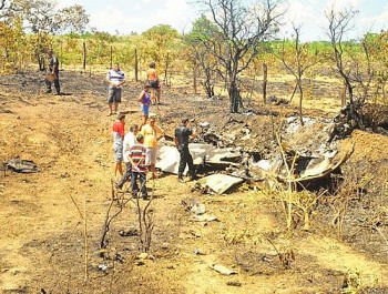 Avião ficou totalmente destruído após cair na zona rural de Poconé