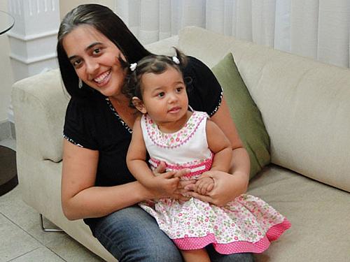 Cristiane Regina de Faria, de 32 anos, e filha Lara, de um ano e 3 meses