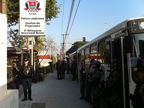 Ônibus com estudantes detidos na USP chegam ao 91º DP (Ceasa)