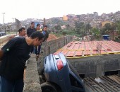 Carro caiu em cima de telhado de casa em Barueri, SP, no começo da tarde de quarta-feira (16).