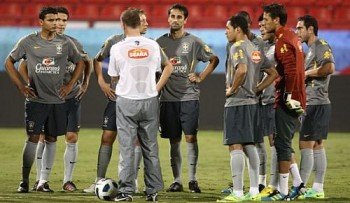 Mano Menezes orienta os jogadores para a partida contra o Egito no Qatar