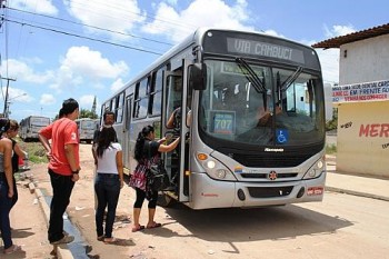 População 'pega' ônibus no meio da rua, em meio aos esgotos