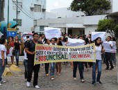 Estudantes saíram em passeata