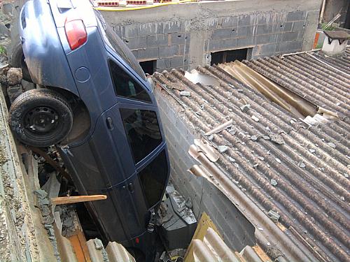 Carro caiu em cima de telhado de casa em Barueri, SP, no começo da tarde de quarta-feira (16).