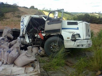 Acidente com carreta carregada de açúcar deixou três pessoas feridas na BR 101